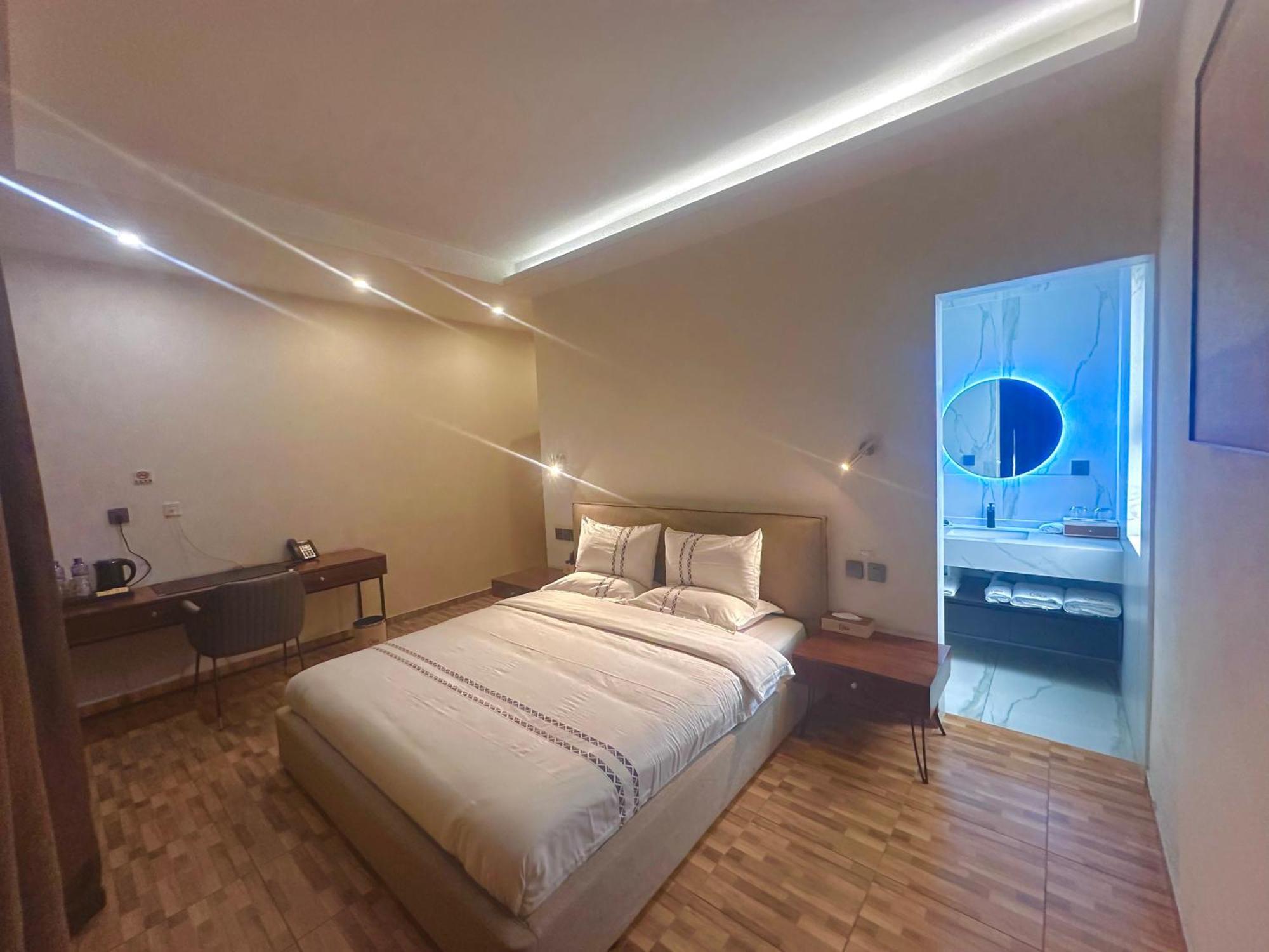 H&H Hotel Kinshasa Bagian luar foto