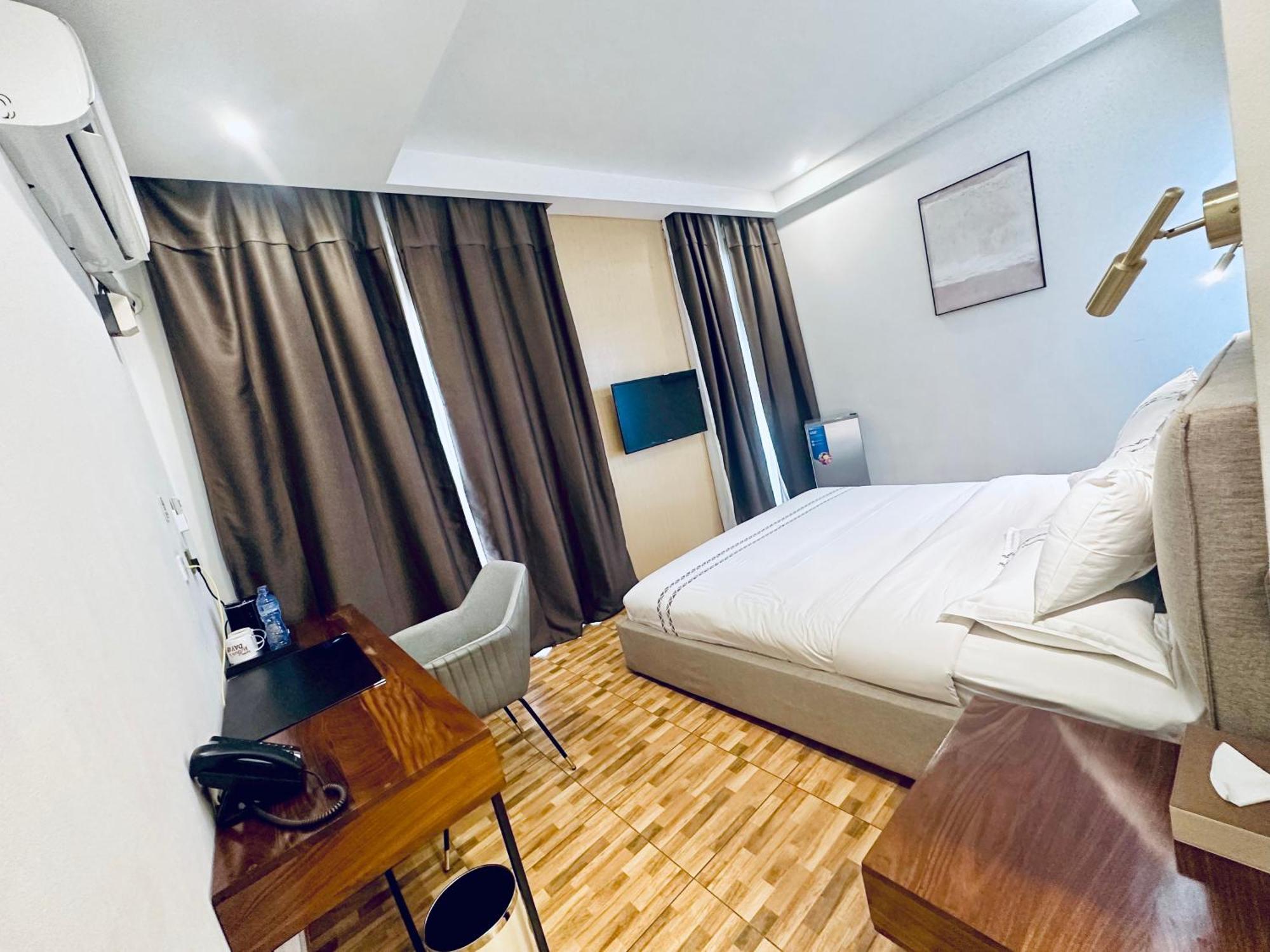 H&H Hotel Kinshasa Bagian luar foto
