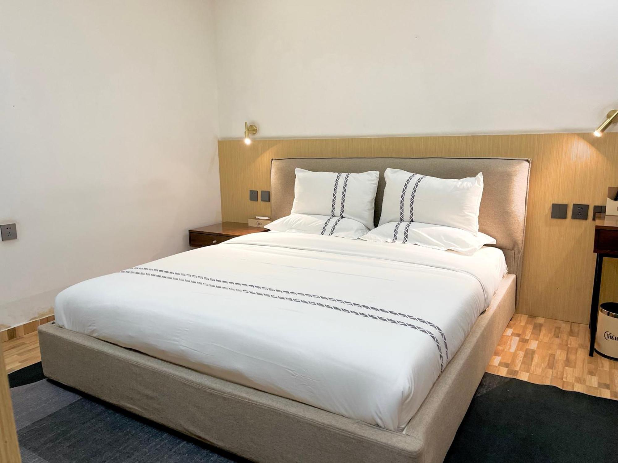 H&H Hotel Kinshasa Bagian luar foto