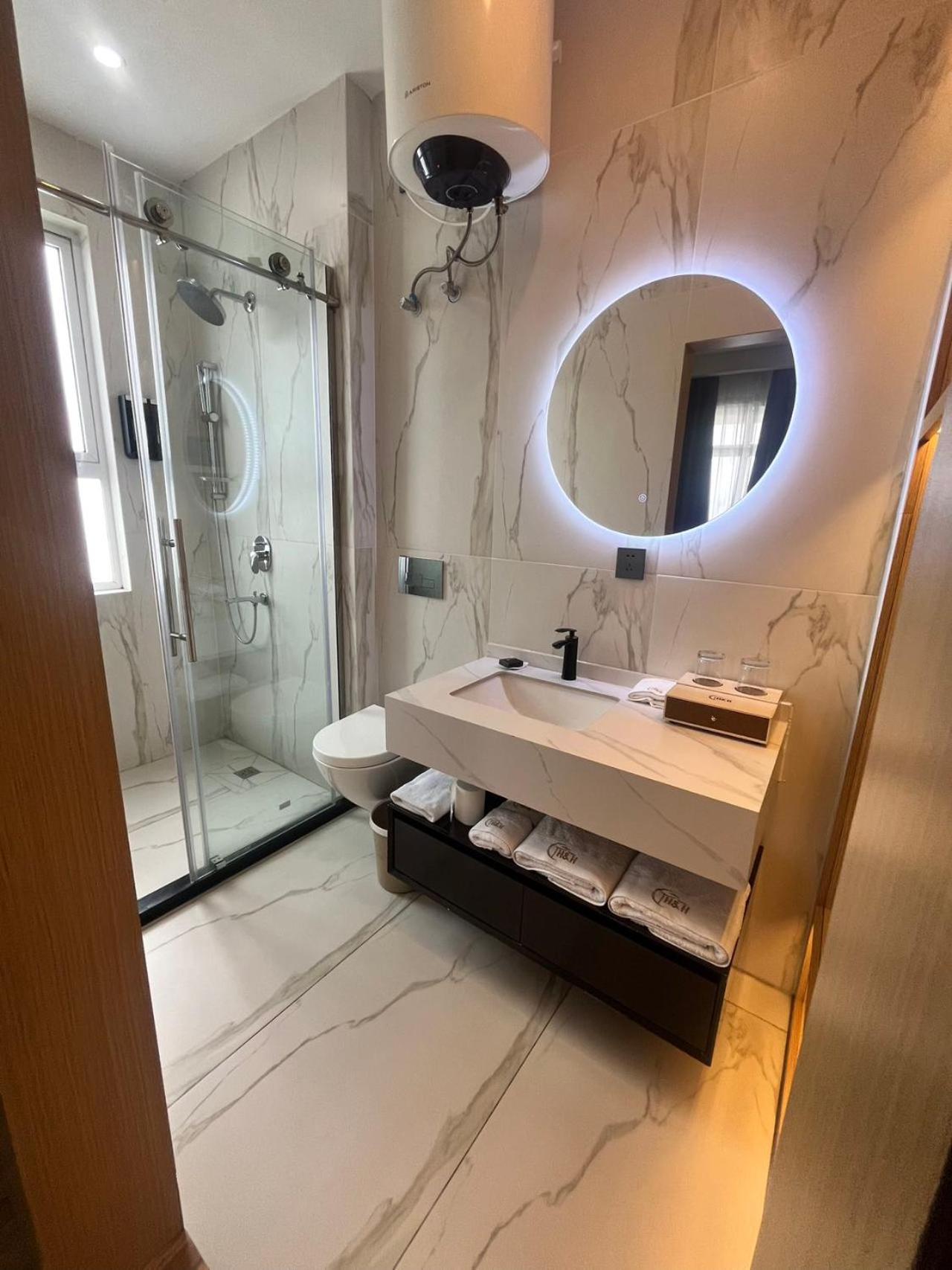 H&H Hotel Kinshasa Bagian luar foto