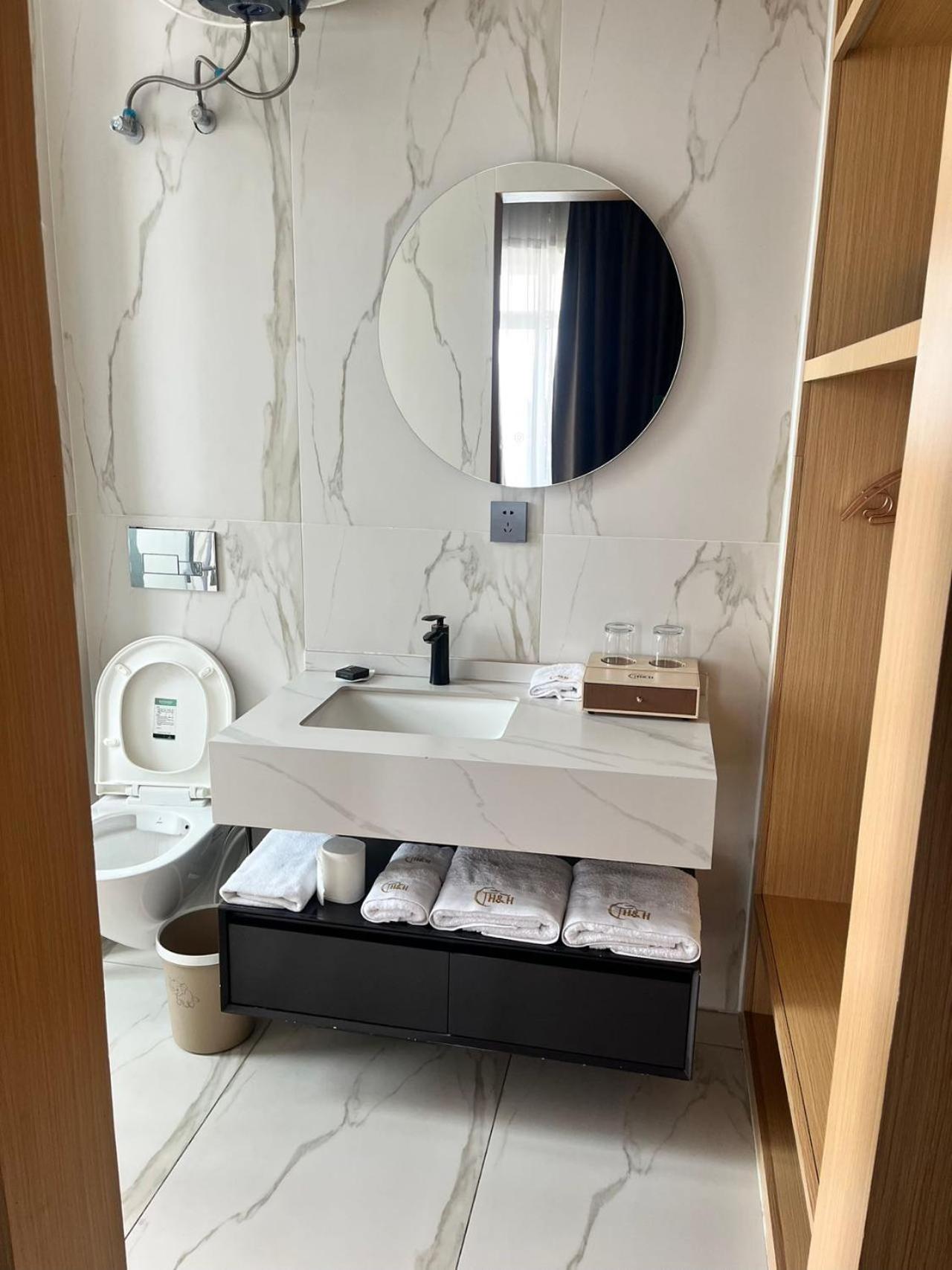H&H Hotel Kinshasa Bagian luar foto